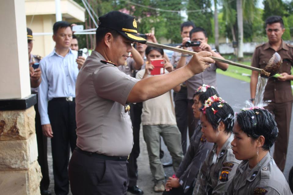 13 Polwan Mandi Kembang 7 Rupa